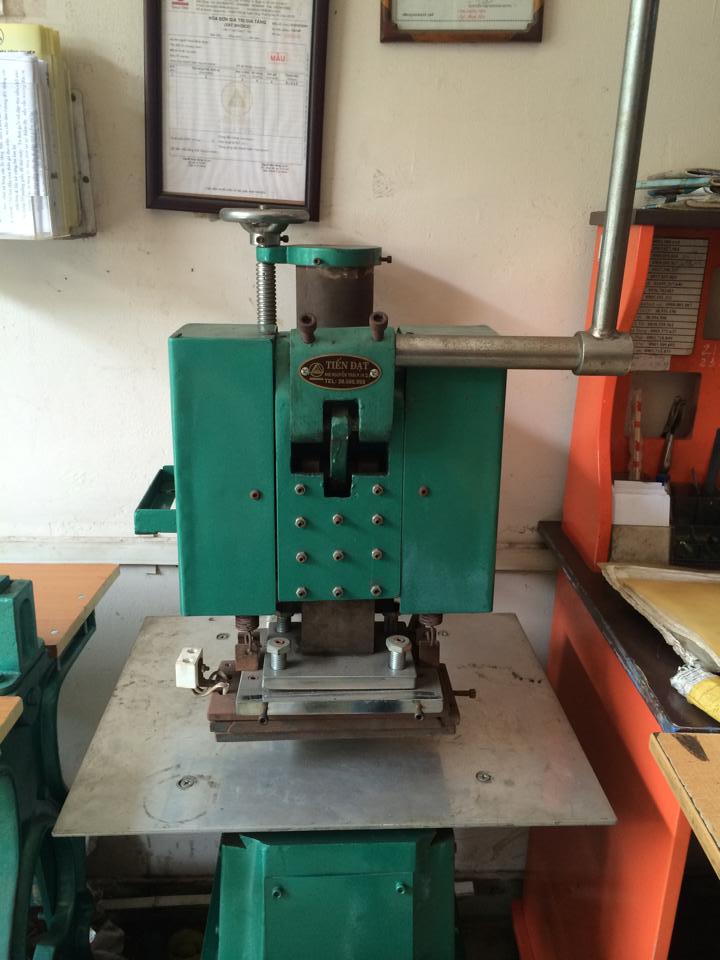 máy ép kim mạ nhũ bằng tay thủ công